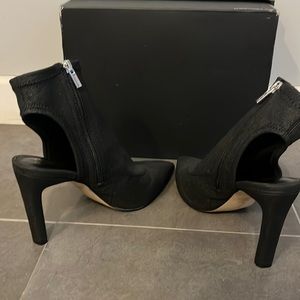 Badgley Mischka booty w/side zip